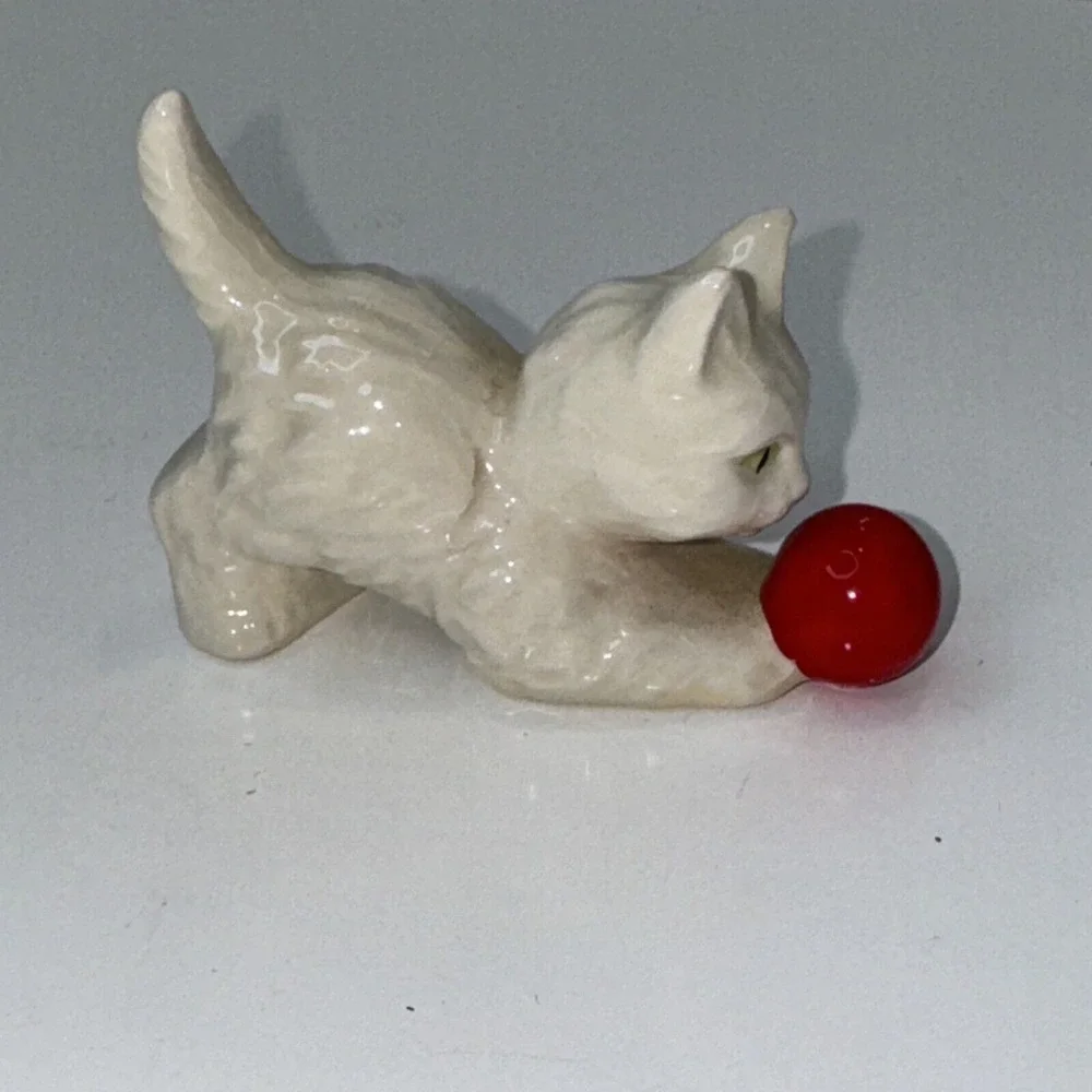 Goebel W.Germany White Cat‎ Kitten RED Ball 3